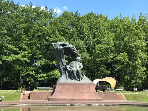 ワジェンキ公園のショパン像