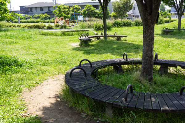 浜松市の中田公園／木製円形ベンチ